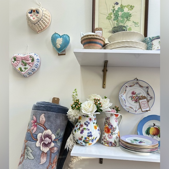 McKenzie child flower market pitcher - Picture 3 of 3